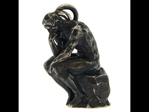 Pandantivul din argint Ganditorul The Thinker emana o aura de introspectie si de profunzime