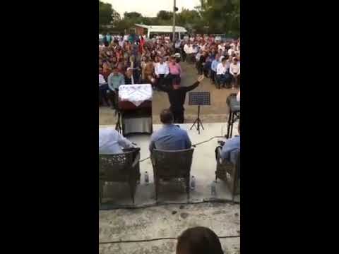 Sute de localnici din Umbrăreşti, în frunte cu primarul, au uitat de reguli la o adunare religioasă