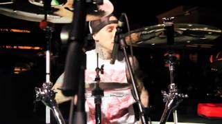 Download lagu Yelawolf ft. Travis Barker - Billy Crystal_ Good To Go at XS Nightclub [www.keepvid.com].mp4 mp3