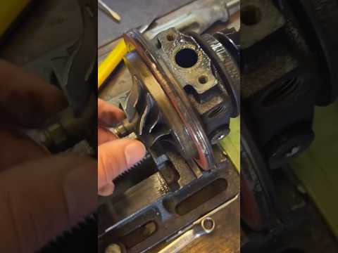 Replacing the turbine cartridge. #turbo #turbina #turboford