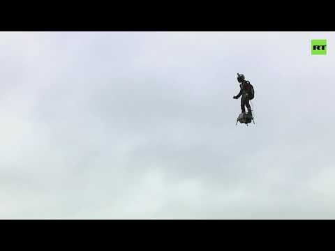Video: El asombroso soldado volador que mostró Francia al mundo