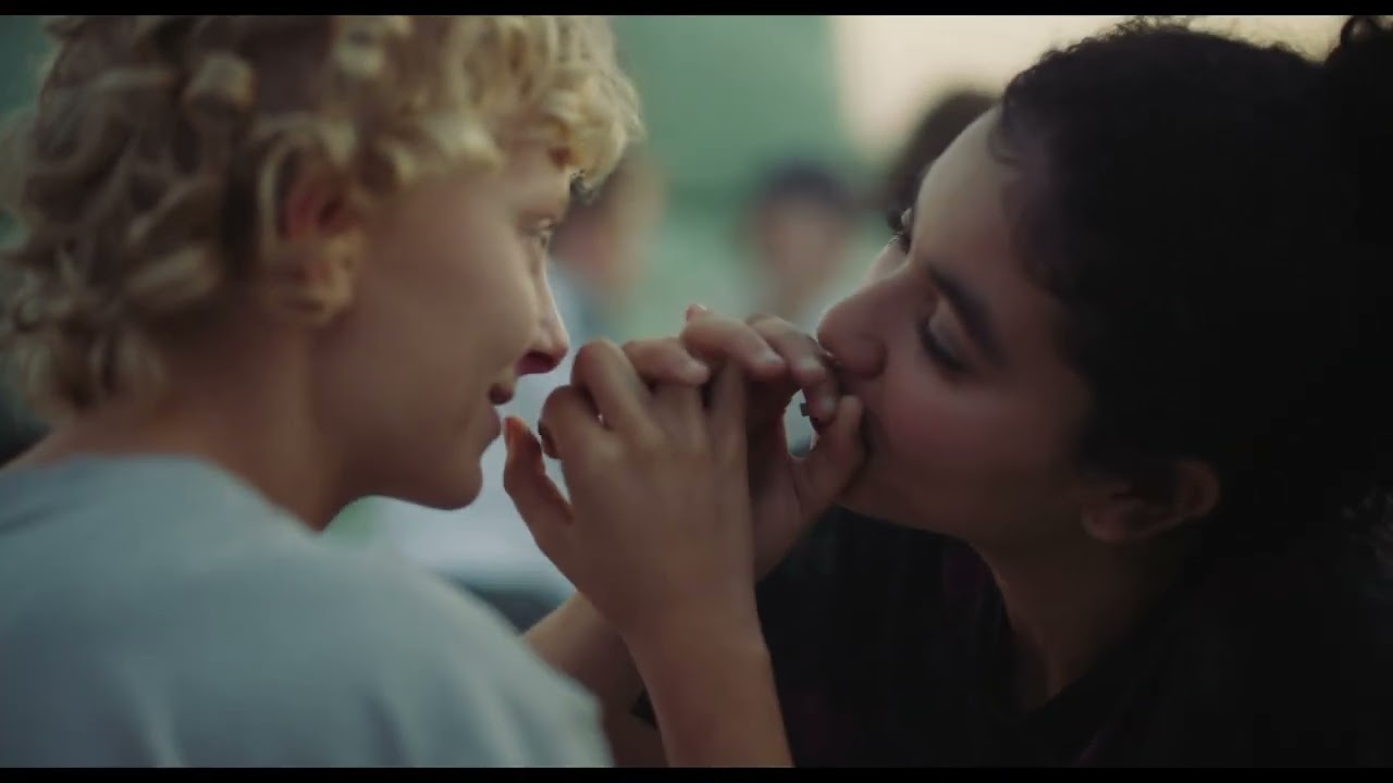 Miniature de la vidéo Bande d'annonce - SKIFF de Cecilia Verheyden (Sortie le 04 février 2026) du film Skiff