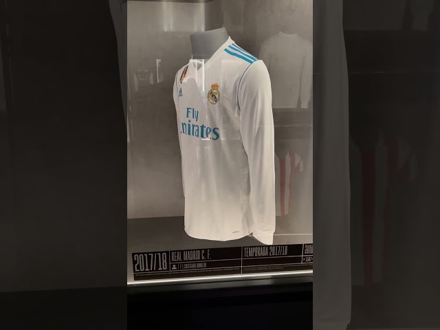 Vídeo relacionado con HWC Trading FR A3 Cristiano Ronaldo Real Madrid Exhibición Firmada De La Fotografía Del Autógrafo De Los Recuerdos Impresos Para Los Aficionados Y Los Partidarios Del Fútbol - A3 Enmarcado