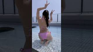 ガリ巨乳美女のビキニ姿が目に眩しい…