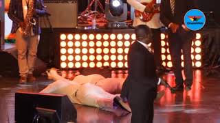 Download lagu SP Sarpong, Willie and Mike, others fall under the anointing during Elder Mireku's ministration mp3