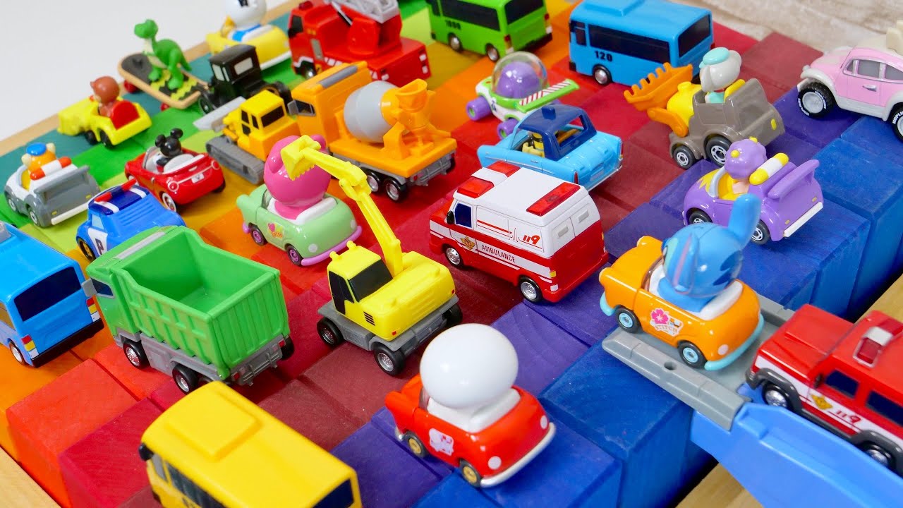 トミカ☆色んなミニカーが坂を登ってカラフルな積み木を転がる♪