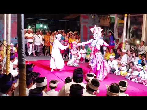 Performances during a religious ceremony  in Ubud, Bali (2), (2017-05-12)
