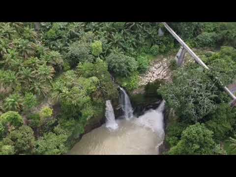 Air terjun turunan buhit Pancur napitu, Tanah jawa North Sumatra Indonesia drone view