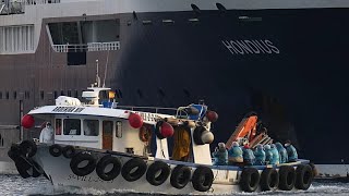 El crucero MV Hondius afectado por el hantavirus atraca por el fuerte viento durante la evacuación