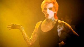 Jeffree Star - Eyelash curlers and butcher knives