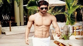 Download lagu Sushant Singh Rajput Chills by the Poolside wearing a Towel showing Fab ABS! mp3