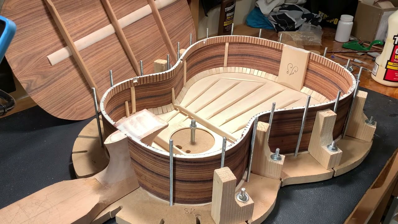 Le REGALÉ una GUITARRA a mi amigo: FABRICACIÓN de una GUITARRA