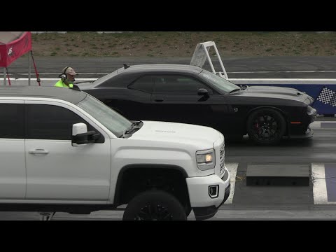 Hellcats vs Pickup Trucks - drag racing