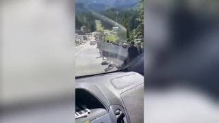 Overtourism, alle Tre Cime di Lavaredo la coda infinita per i bus navetta: il video