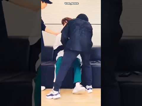 Lee Know Working Hard To Help Seungmin | 2Min