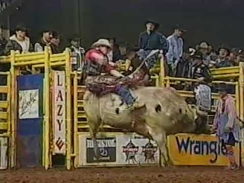 Rooster bucks Tony Mendes - 04 PBR Guthrie