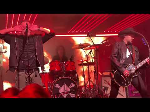 Lucie - Oheň, live 9. dubna 2025, první koncert v nové sestavě