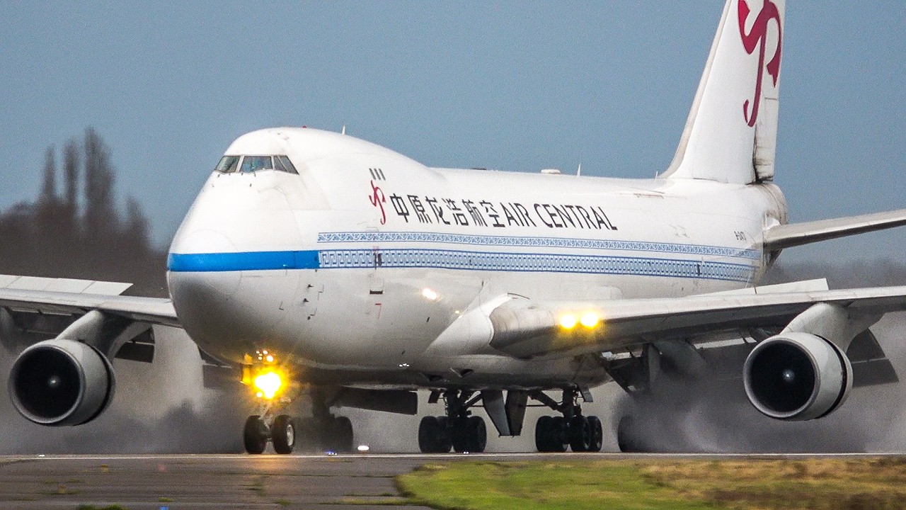 BOEING 747 ULTRA LATE TOUCHDOWN - B747 Landing + Departure (4K)