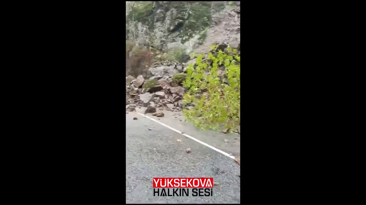 Yollara düşen kaya parçaları tehlike saçıyor