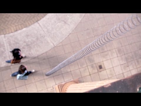 超特大スローモースリンキードロップ (Supersized Slow-Mo Slinky Drop)
