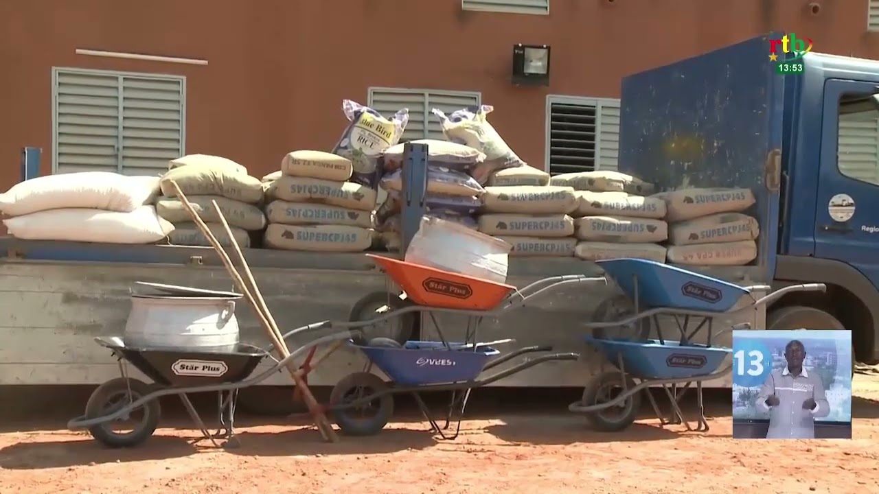 Le Lallé Naaba de Koudougou offre des matériaux et des vivres àFaso Mêbo