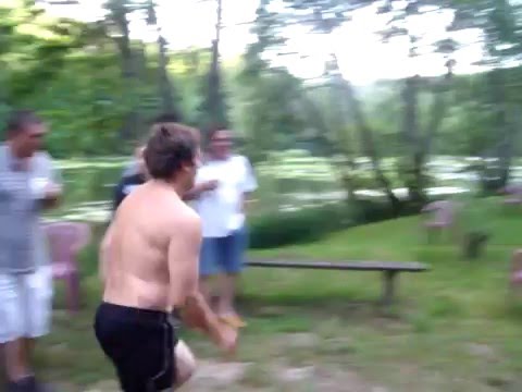 Bebere saut de haie, enfin... tentative... et chute !