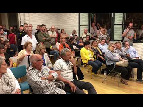 Tensió al ple de Sant Fost per un pis de menors no acompanyats