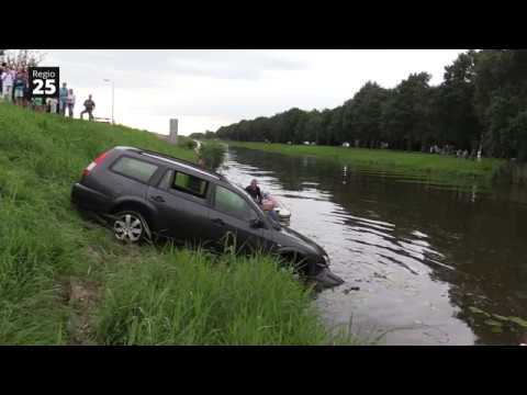 Marknesse - Auto gaat kopje onder in Zwolsevaart