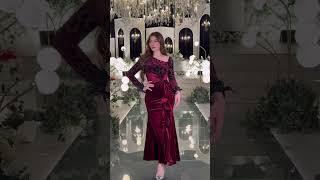 فستان مخملي بأكتاف مائلة وكشكش أمامي - لمسة ملكية جريئة