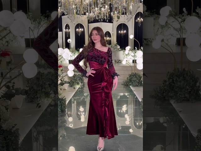 فستان مخملي بأكتاف مائلة وكشكش أمامي - لمسة ملكية...