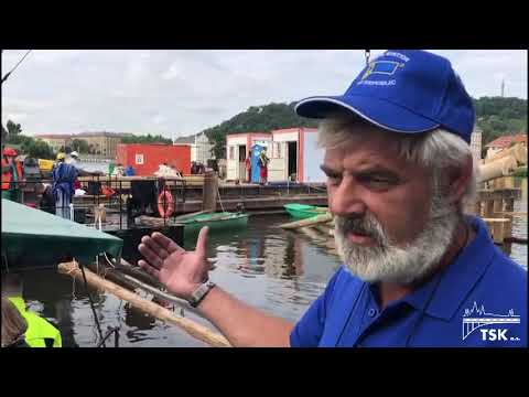 Potápěči u Karlova mostu mění ledolamy po hmatu