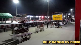 preview picture of video 'LKO WDP-4D 12559 Shiv Ganga Express Departs and Accelerate furiously through Manduadih !!'