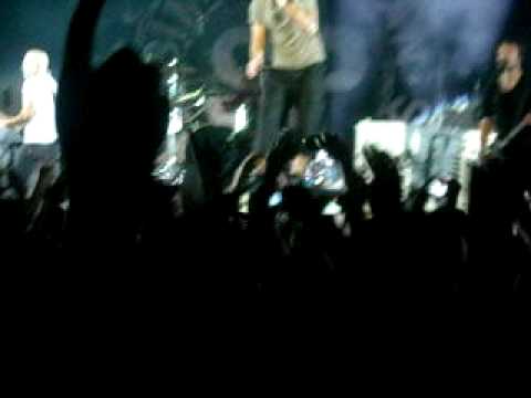 Simple Plan singing ''Low'' by T-Pain (live in Porto Alegre - Brazil)