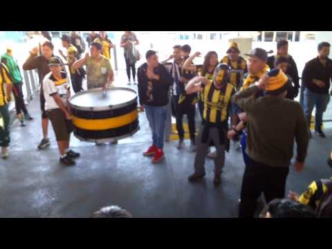 "Traigan vino juega el auriné" Barra: Furia Guerrera &bull; Club: Fernández Vial