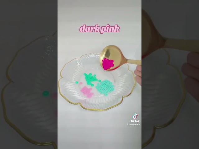 Vídeo relacionado con Pack de Bisutería de Frozen - Color Azul - Elaborado con Materiales Resistentes - Diseño con Perlas y Estrella con la Cara de Elsa en la Parte Inferior - Producto Original Diseñado en España