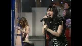 Björk - Pagan Poetry and Generous Palmstroke live on Japanese TV (2002)