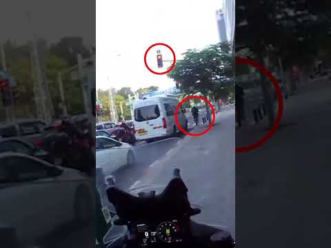 למה אתה בורח לשוטר שאומר לך לעצור?