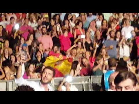 Espectacular inicio del concierto de Hombres G y Taburete en Sevilla. 30-9-2017