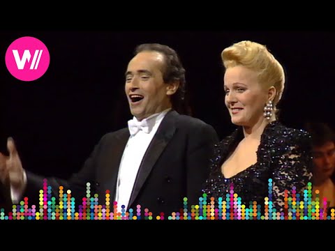 José Carreras burst into laughter singing Verdi's Brindisi from La Traviata (Libiamo)