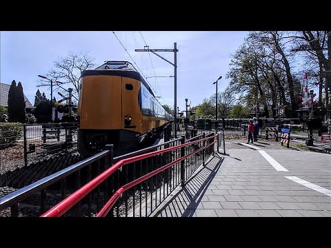 Facing 8 cars of ICMm, back at the sequenced barriers of Ermelo - Fly-by -