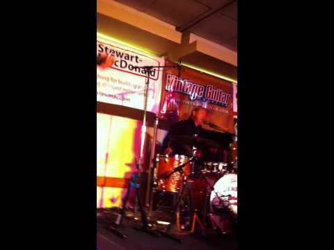 TRASHMEN AT THE GUITAR GEEK FESTIVAL! BIRD BATH!!