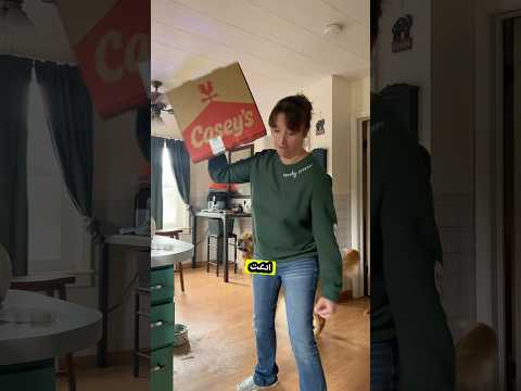 البيتزا تصبح صحية بعد رميها على الأرض🍕