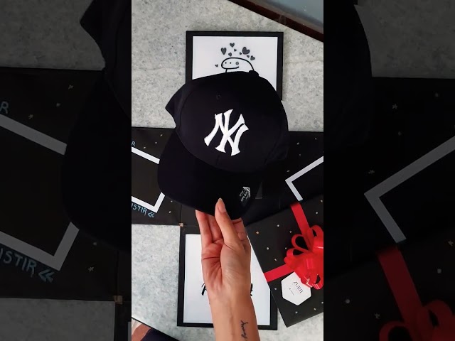 Vídeo relacionado con Caja de Regalo Para el Dedo Medio Divertida Decoración de Escritorio Caja de Acariciamiento Para el Dedo Medio Regalo Sorpresa Golpe de Mano Regalo Pop Up (Negro)