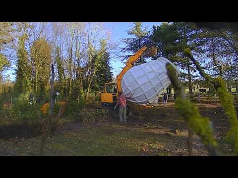 Montaż piwniczki ogrodowej CoolCubby we Francji za pomocą koparki, w 6 godzin!