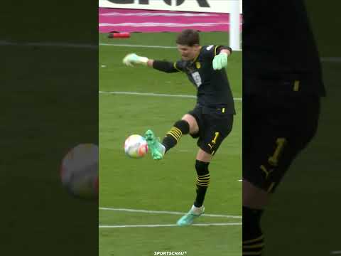 Gregor Kobel tritt Luftloch gegen die Bayern | Sportschau #shorts