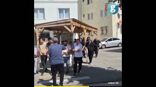 Öğretmenler kameriyeyi yeni okulun bahçesine elleriyle taşıdı