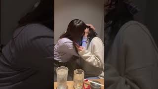 酔った勢いでキスをする振りをする美女2人組