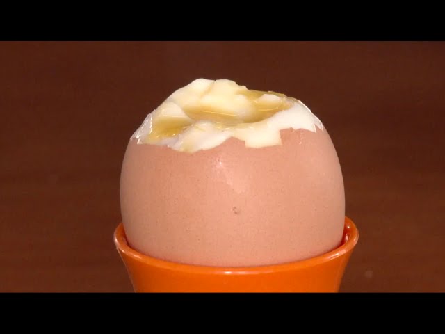 Vídeo relacionado con Take2 99004/02 Clack Face - Abridor para huevos pasados por agua, diseño de huevo, color acero