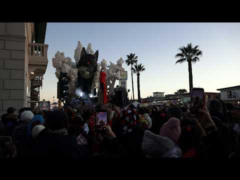 Carnevale, gran finale a Viareggio: folla record in Passeggiata
