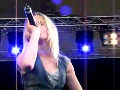 Madeleine Sandberg singing- Håll om mig